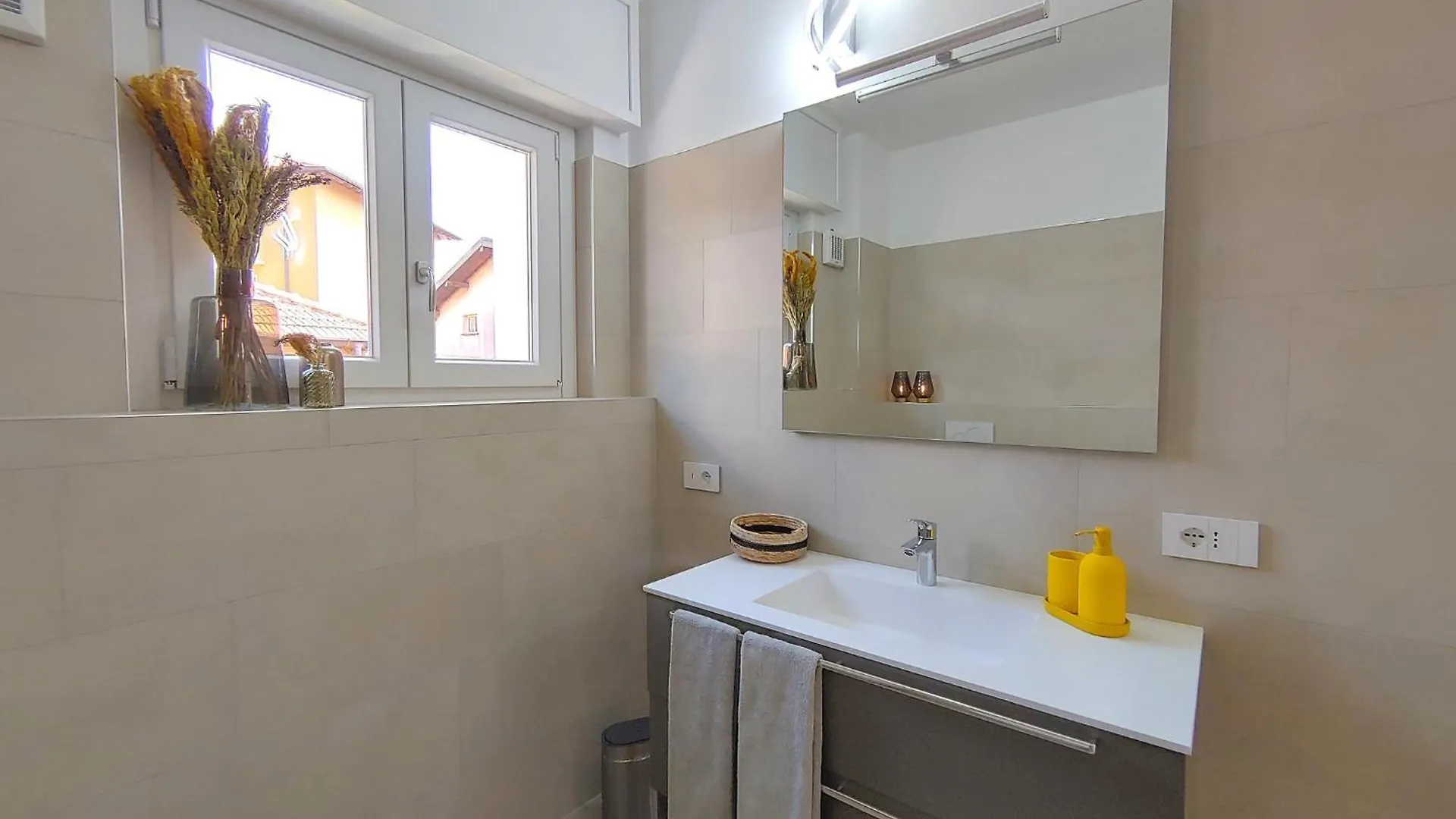 Piazzetta Dongo Apartment