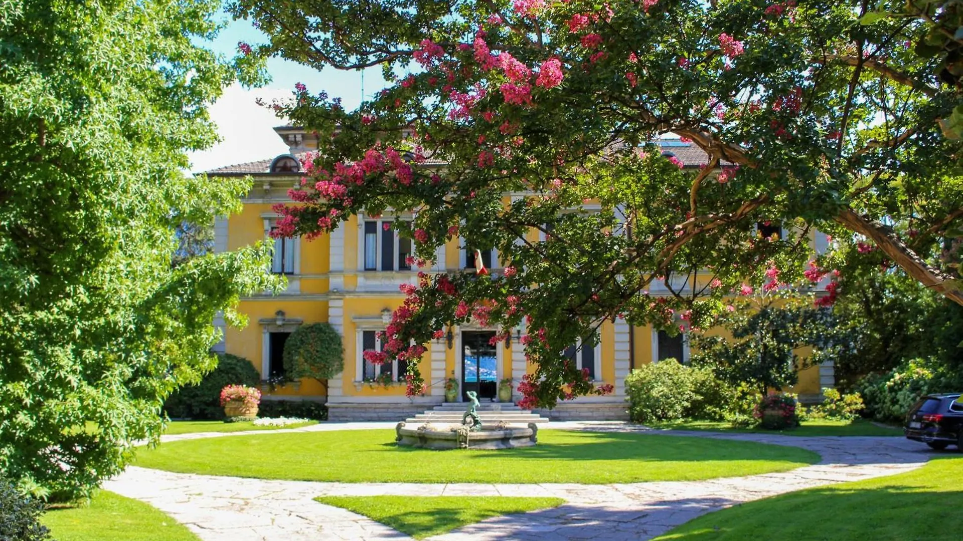 Piazzetta Dongo Apartment